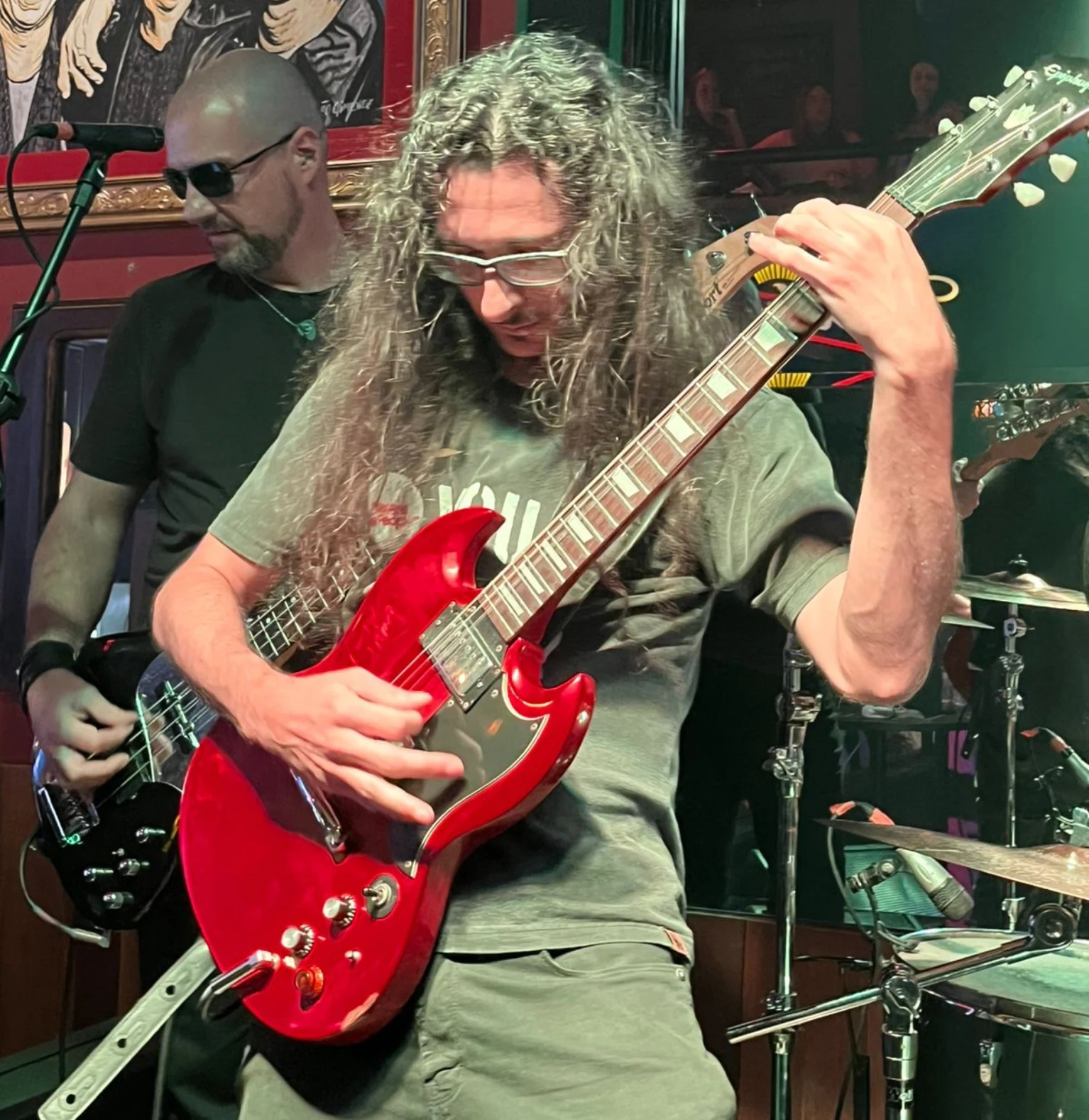 Rodrigo Ferrarezi tocando guitarra durante um show da Meteoros